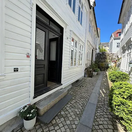 Bo I Bergens Eldste Smau Pa Nostet - Sentralt Og Rolig