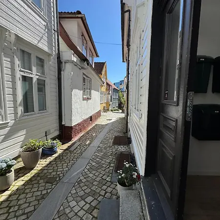 Bo I Bergens Eldste Smau Pa Nostet - Sentralt Og Rolig