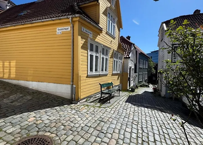 Bo I Bergens Eldste Smau Pa Nostet - Sentralt Og Rolig Берген