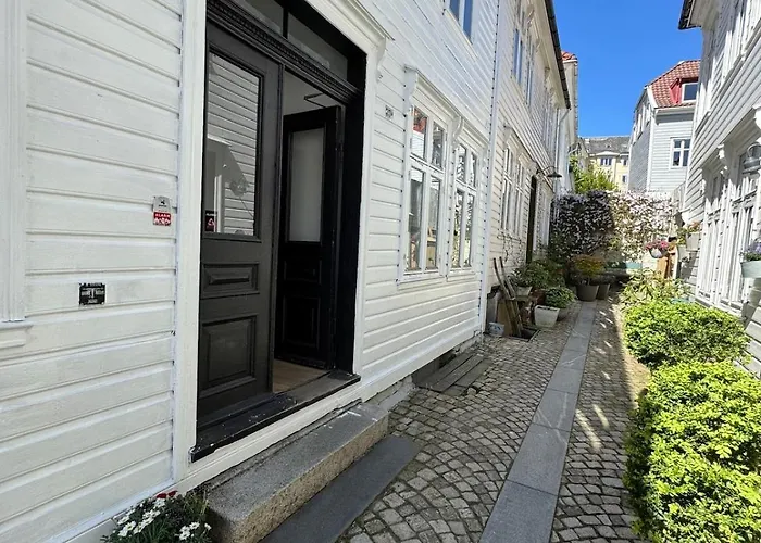 Bo I Bergens Eldste Smau Pa Nostet - Sentralt Og Rolig