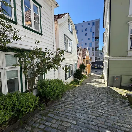 Bo I Bergens Eldste Smau Pa Nostet - Sentralt Og Rolig * Bergen