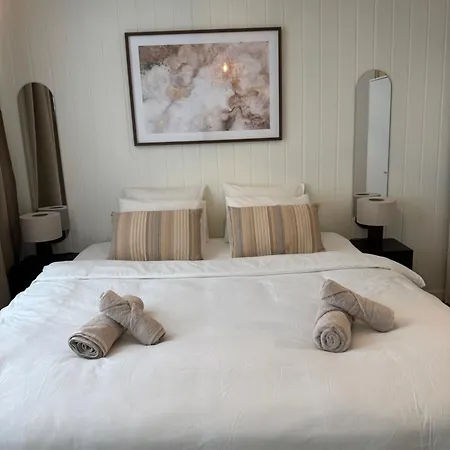 Bo I Bergens Eldste Smau Pa Nostet - Sentralt Og Rolig *