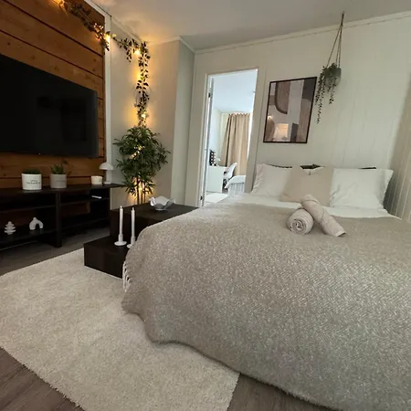 Bo I Bergens Eldste Smau Pa Nostet - Sentralt Og Rolig Apartamento