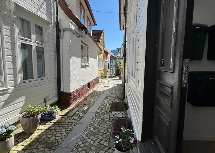 Bo I Bergens Eldste Smau Pa Nostet - Sentralt Og Rolig