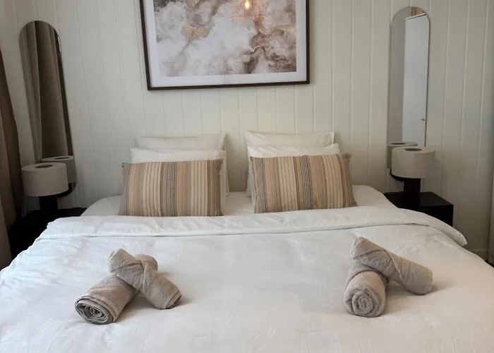 Bo I Bergens Eldste Smau Pa Nostet - Sentralt Og Rolig *