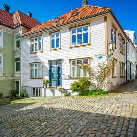 Lejlighed Bo I Bergens Eldste Smau Pa Nostet - Sentralt Og Rolig Bergen