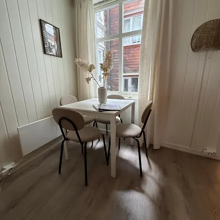 Bo I Bergens Eldste Smau Pa Nostet - Sentralt Og Rolig Lejlighed Bergen